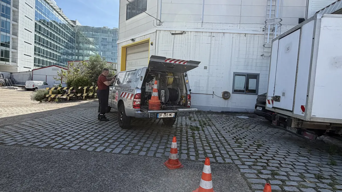 Camion d'intervention 3D Assainissement sur un chantier de débouchage dans le 93