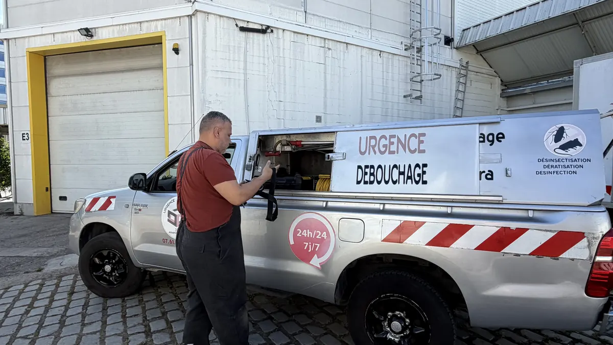 Intervention de débouchage d'urgence par 3D Assainissement en Seine-Saint-Denis