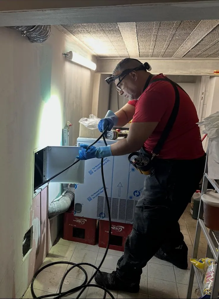 Débouchage haute pression au sous-sol d'un restaurant à Paris 17e par un technicien 3D Assainissement
