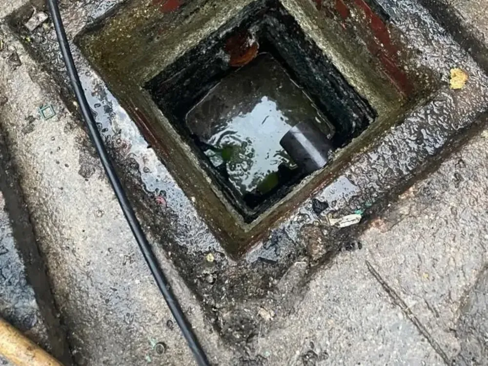 Inspection d'un regard de visite et curage des canalisations à La Courneuve (93) par 3D Assainissement